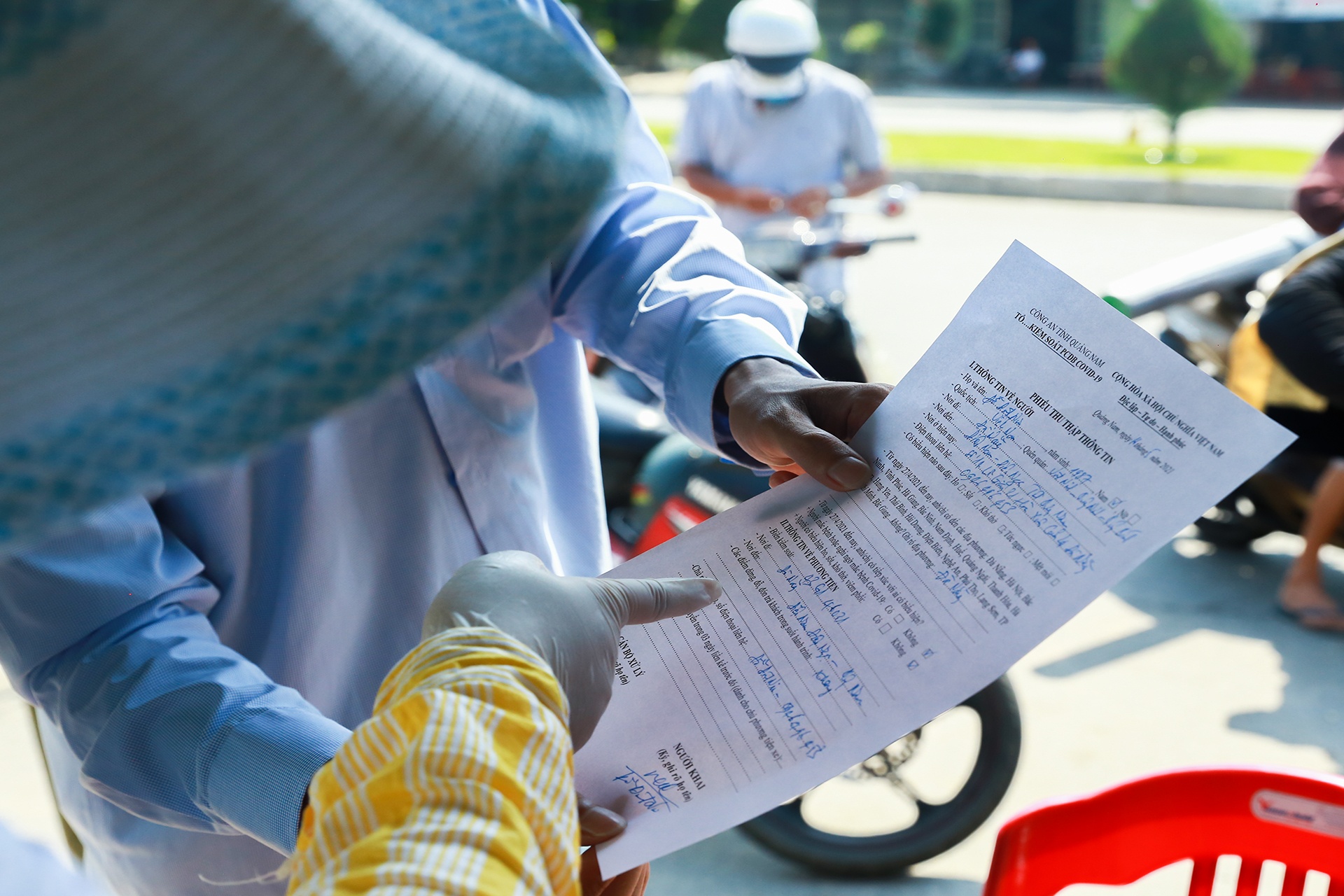 Lan truyen ban cam ket cach ly tai nha cua vo chong mac Covid-19 hinh anh