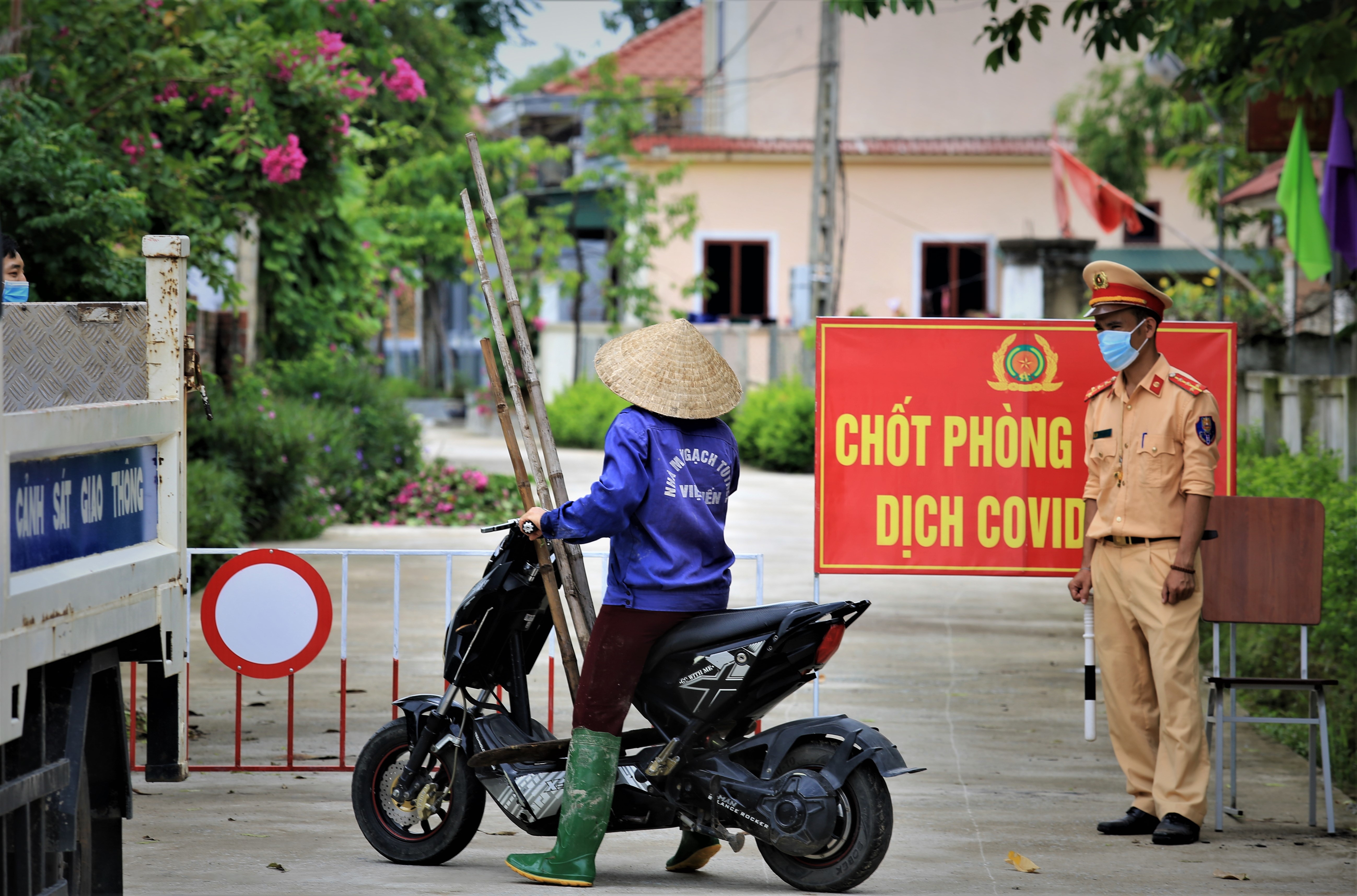 Ha Tinh cach ly 8 thon anh 1