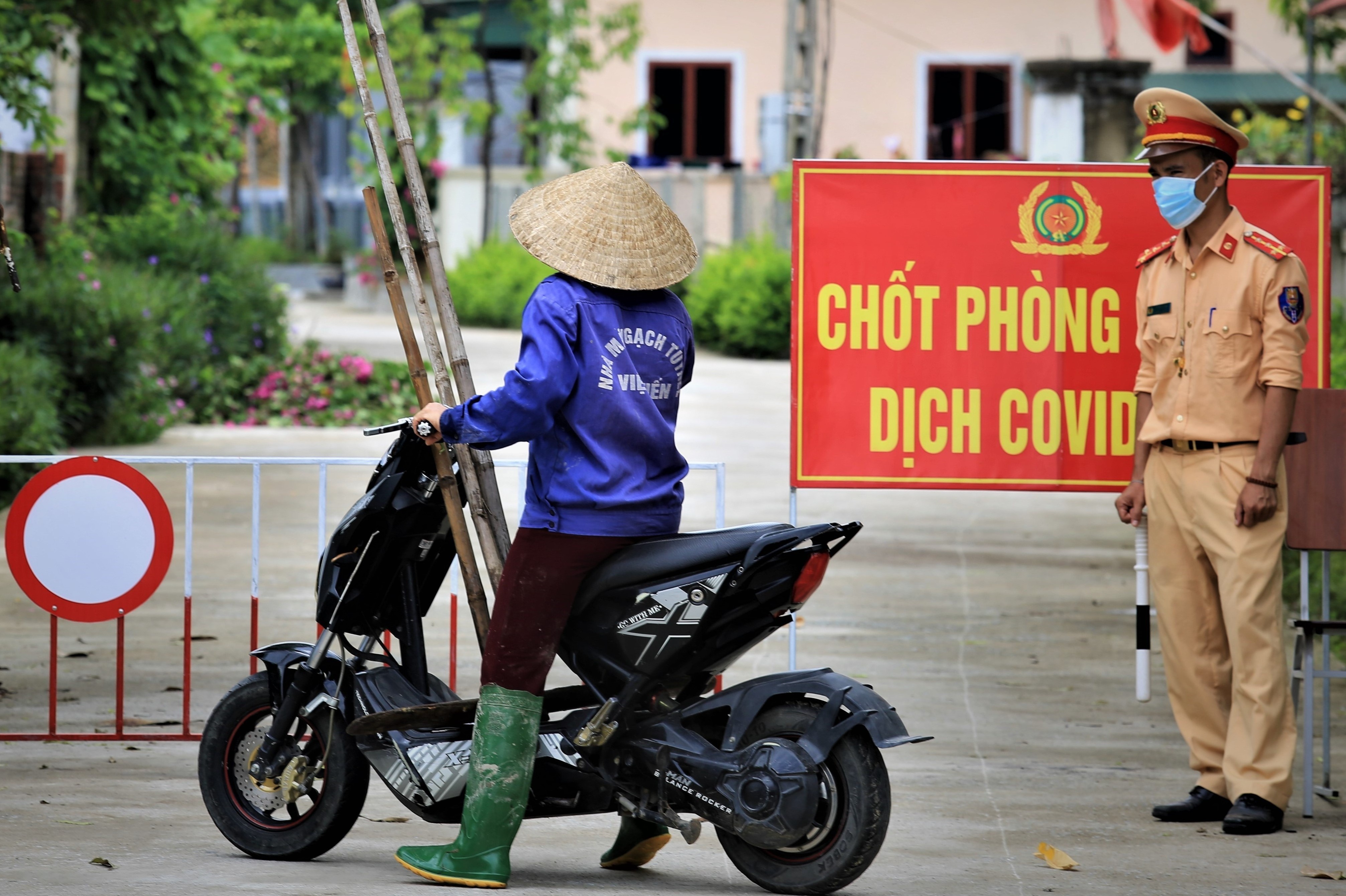 Ba me con nhiem nCoV, Ha Tinh cach ly 8 thon theo Chi thi 16 hinh anh