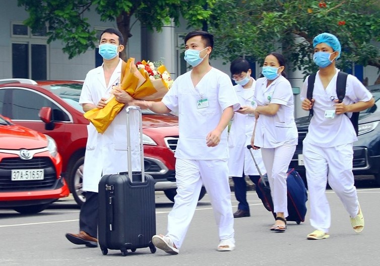 52 y bac si Nghe An ho tro Ha Tinh chong dich hinh anh