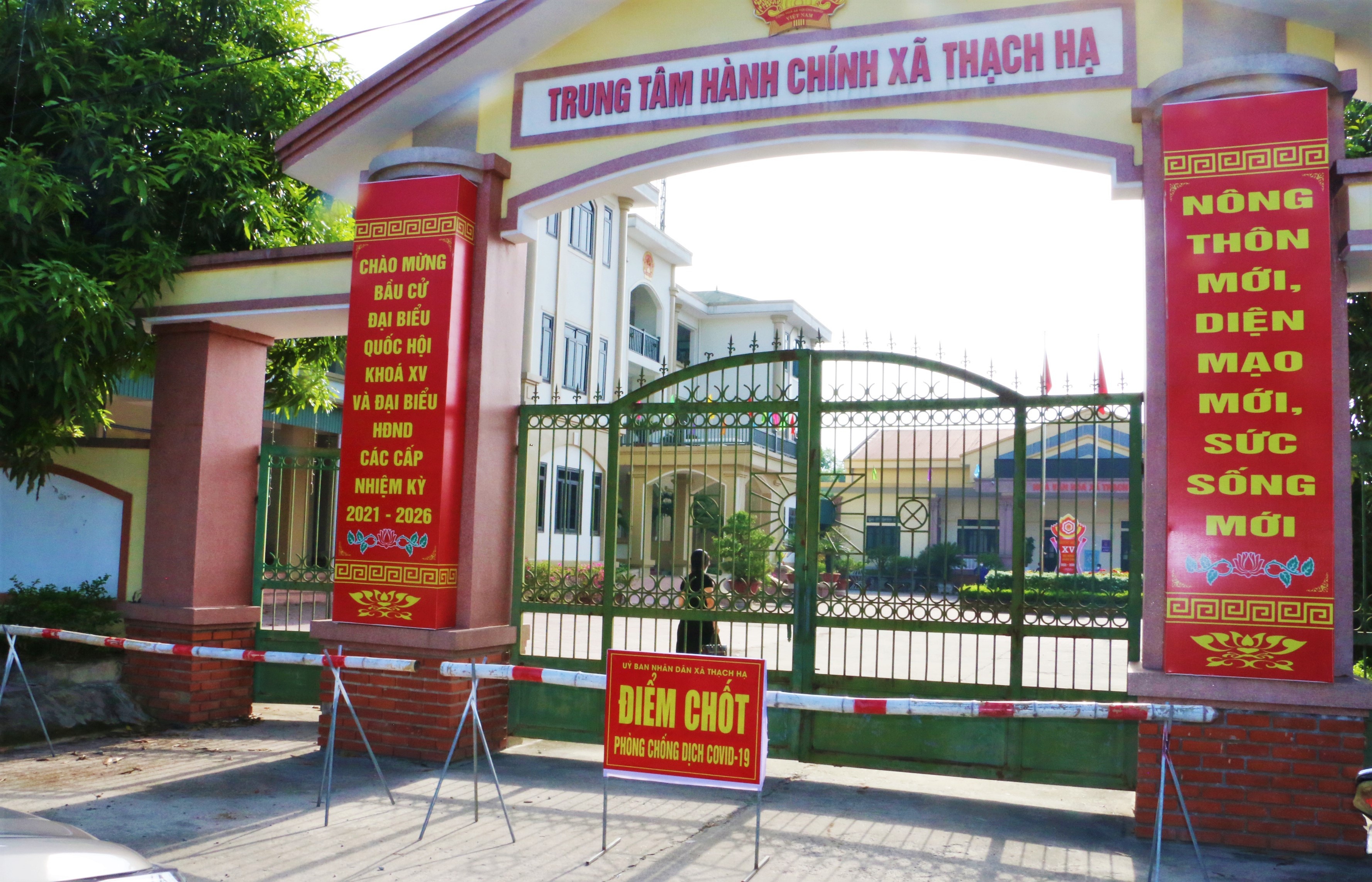 Tru so xa o Ha Tinh bi phong toa vi ca duong tinh voi nCoV hinh anh