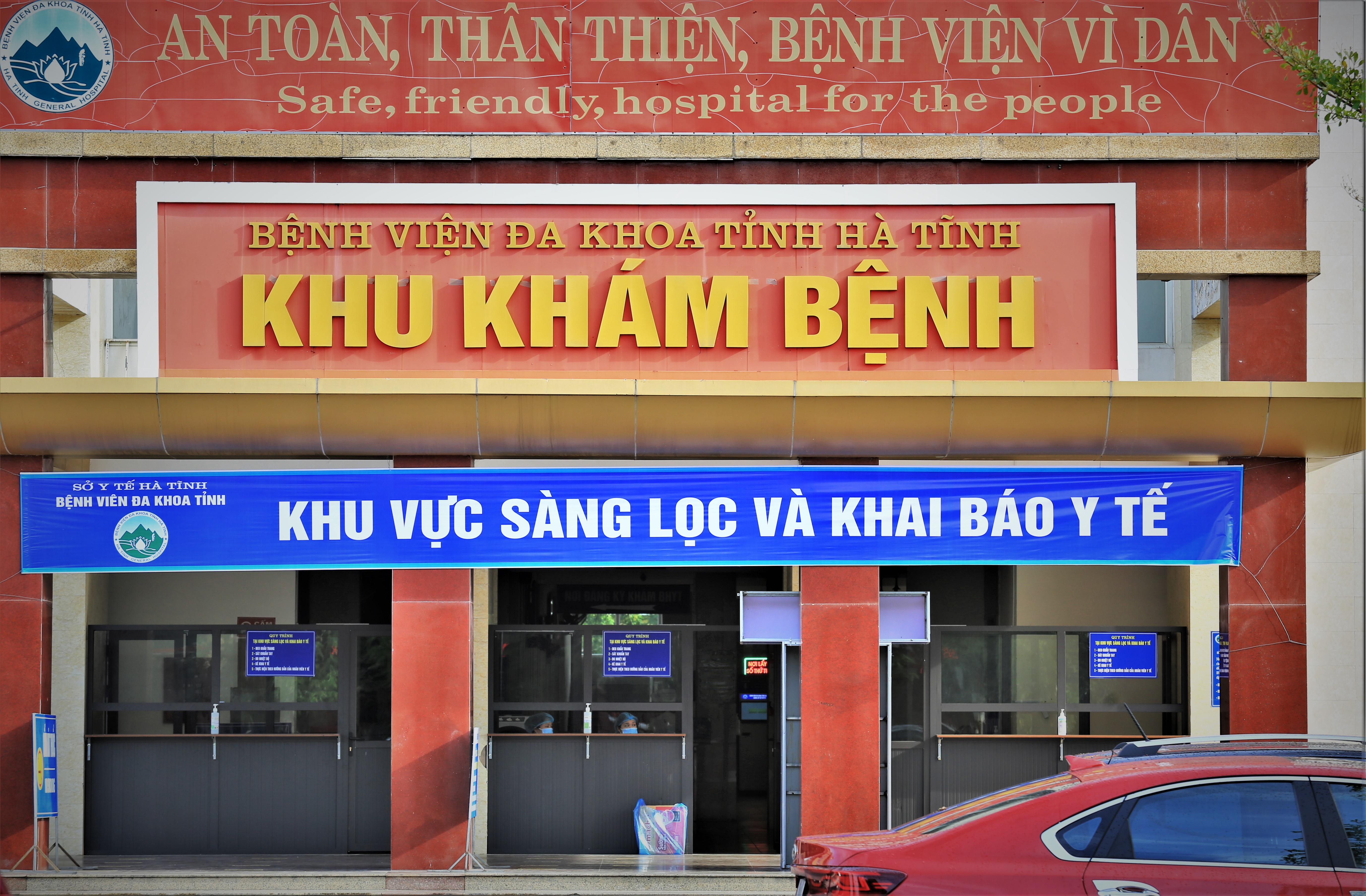 Benh vien Da khoa Ha Tinh bi phong toa tam thoi vi ca nhiem nCoV hinh anh