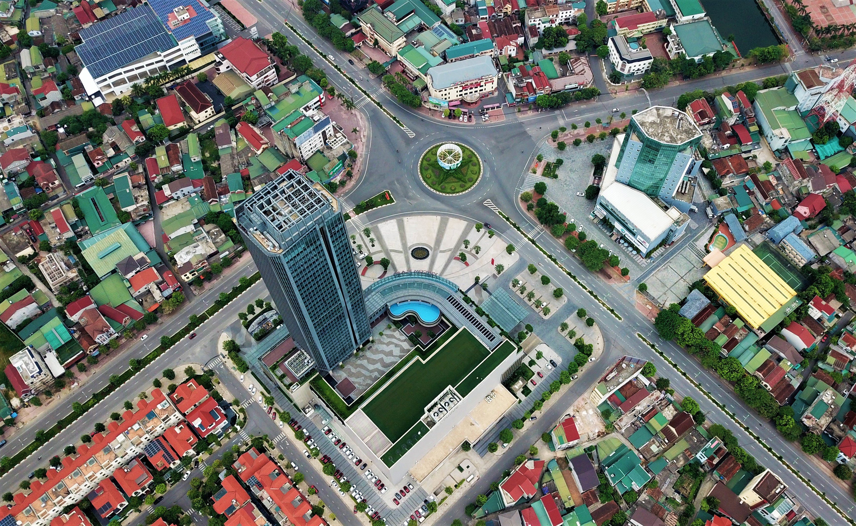 Canh vang lang o TP Ha Tinh sau gio gian cach xa hoi hinh anh