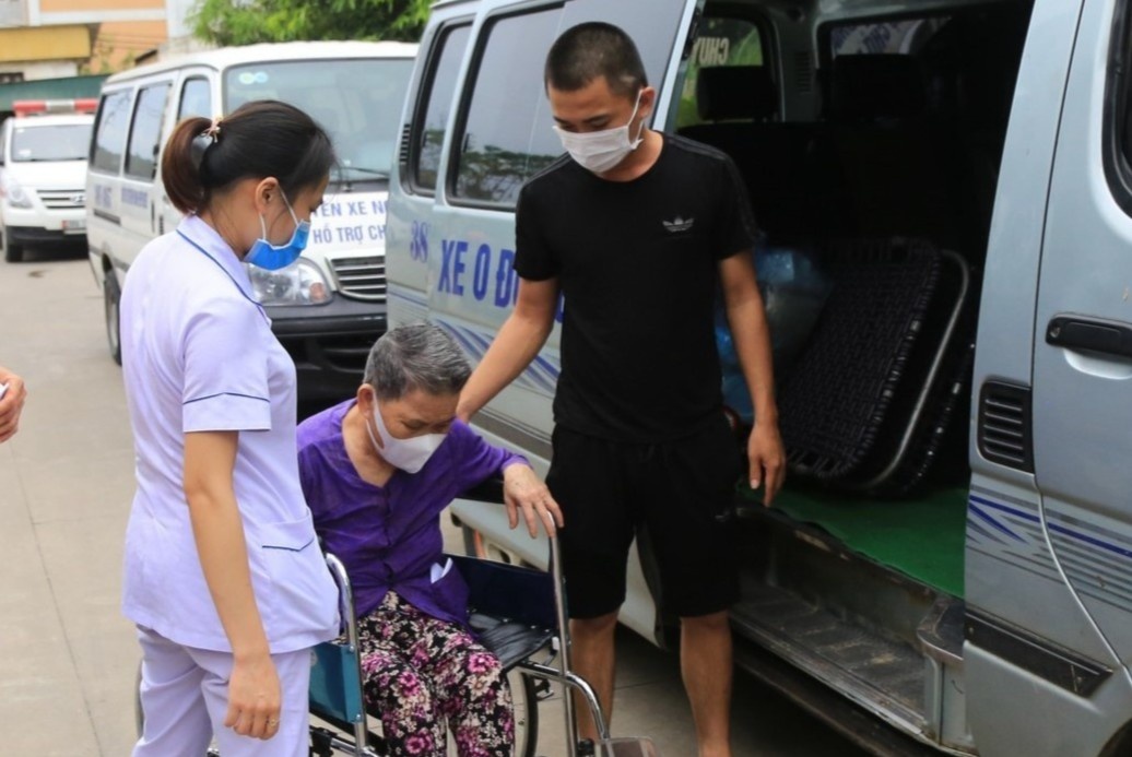 Doi xe 0 dong dua benh nhan ve nha giua dich Covid-19 hinh anh