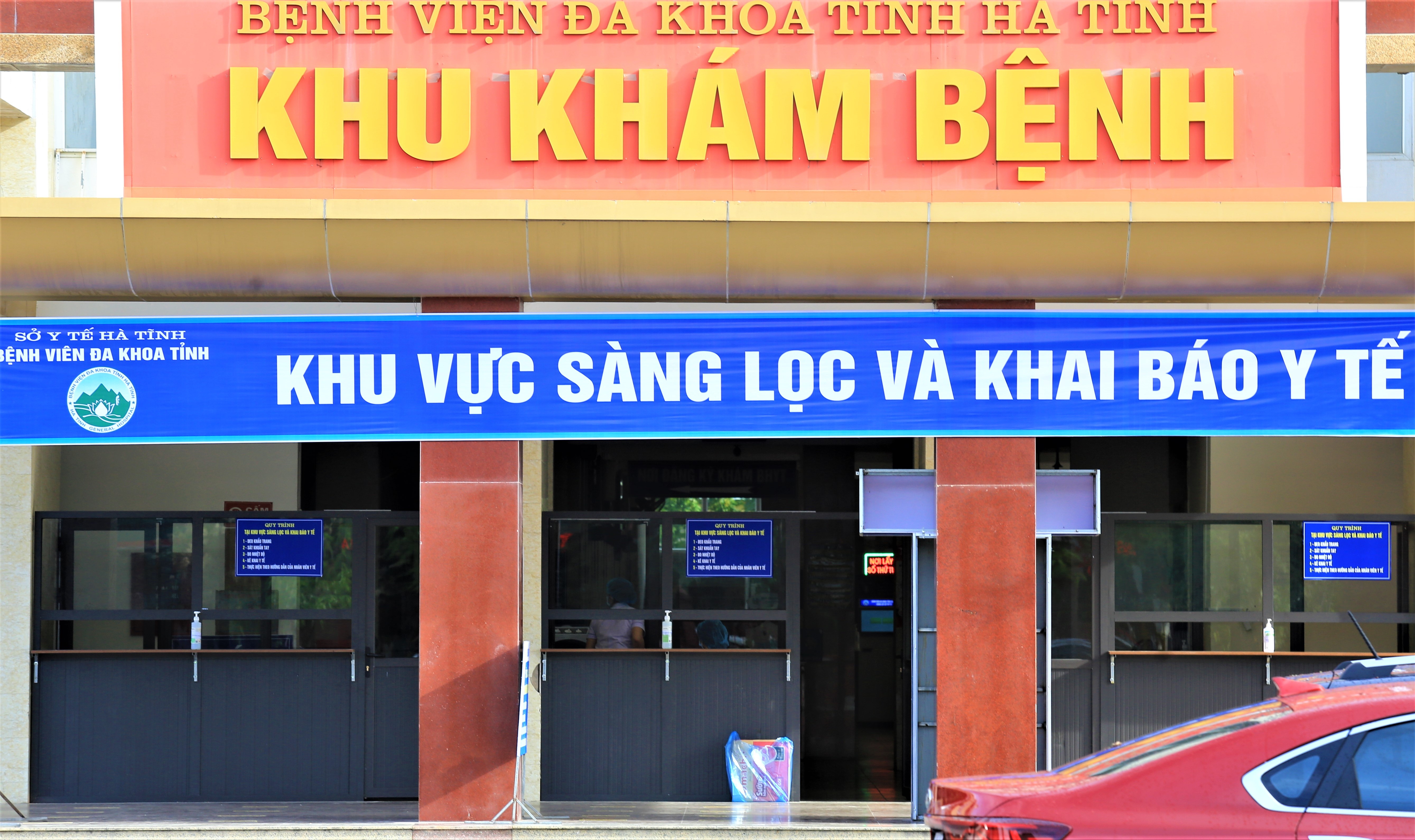 Benh vien Da khoa Ha Tinh hoat dong tro lai sau 1 ngay phong toa hinh anh