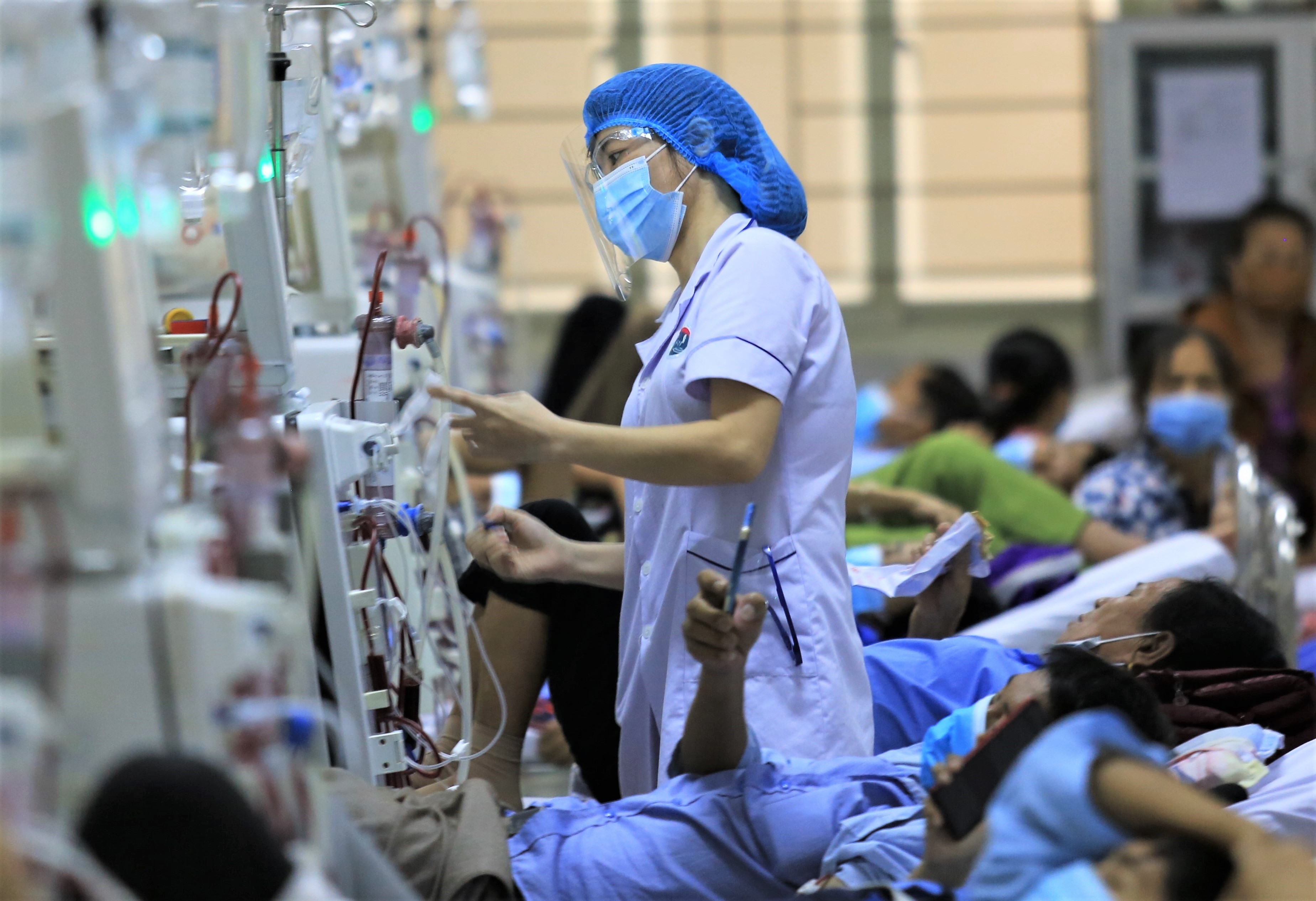 Ben trong noi chay than nhan tao giua dich Covid-19 hinh anh