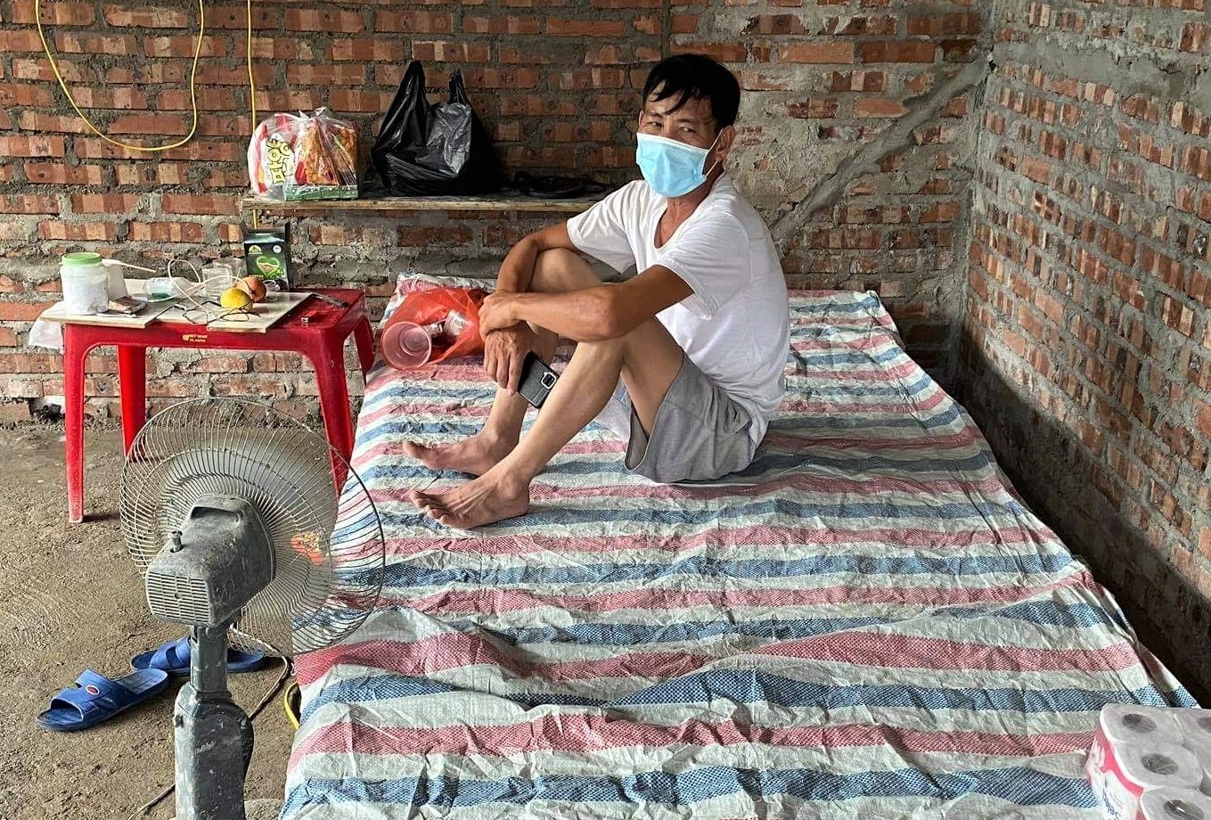 Nguoi dan ong cach ly bat dac di trong can nha xay do hinh anh