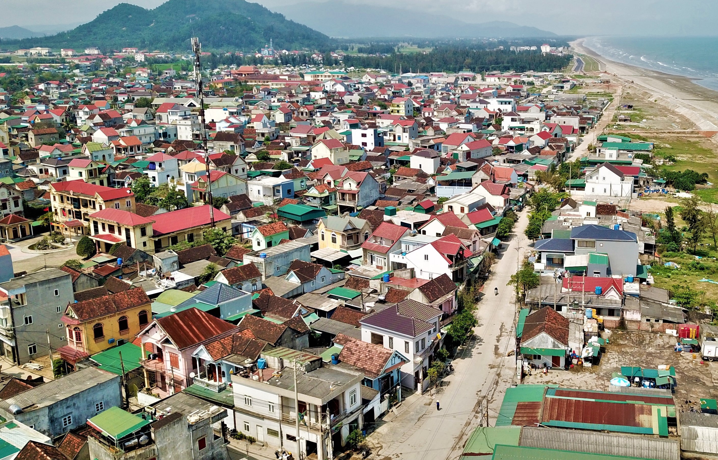Ba nguoi nhiem nCoV, Ha Tinh cach ly 4.000 ho dan cua xa ven bien hinh anh