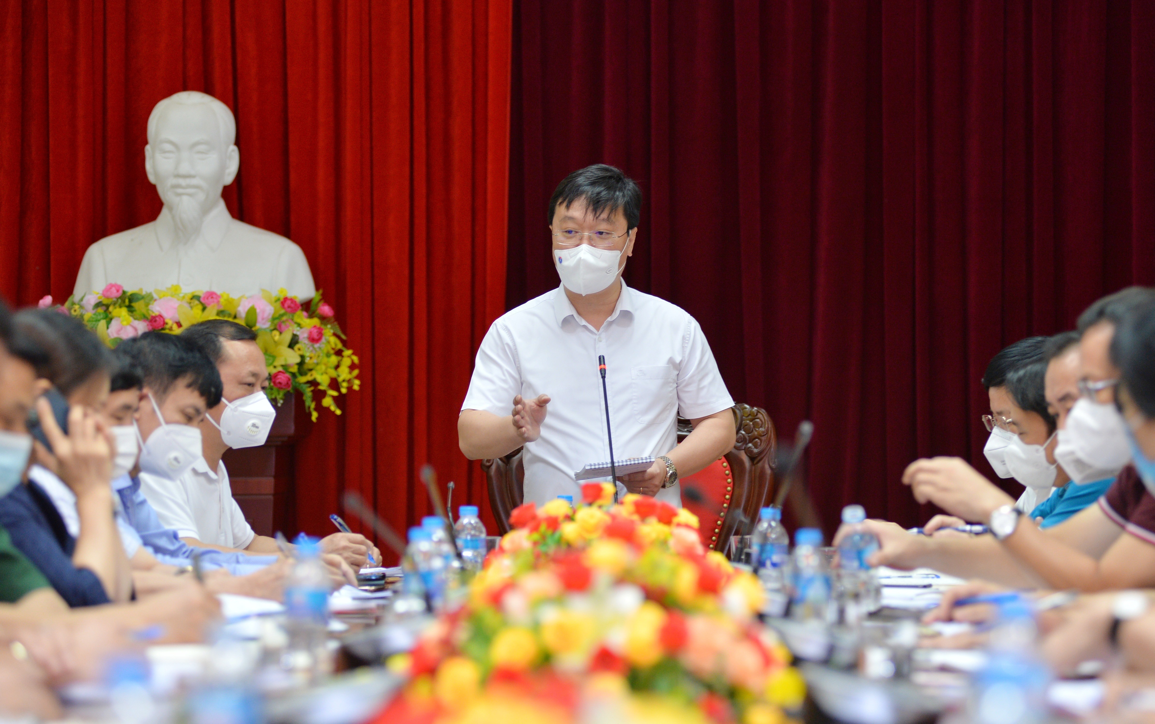 nhan vien ngan hang mac Covid-19 anh 1