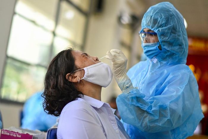 Be gai 2 tuoi o Ha Tinh duong tinh voi nCoV hinh anh