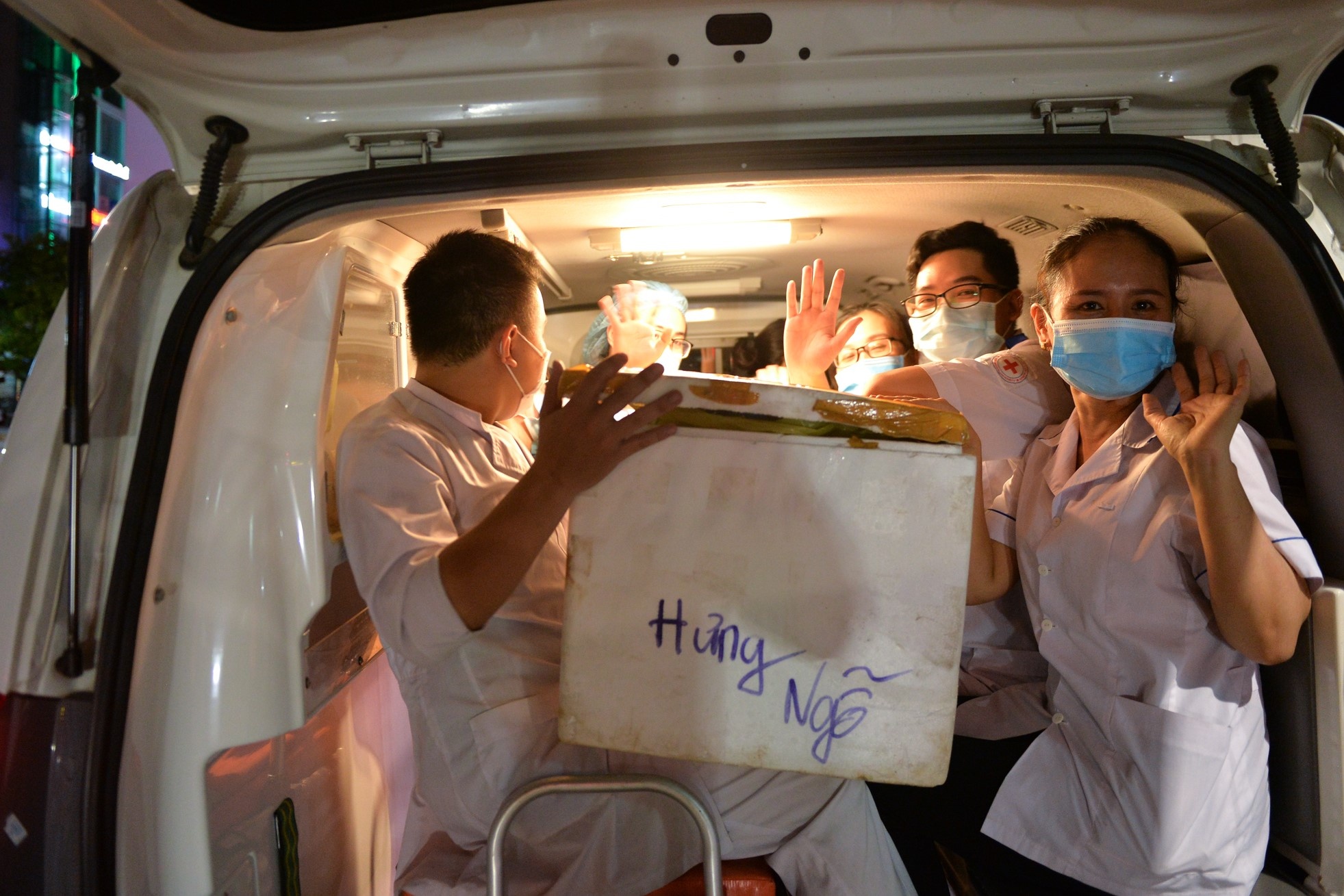 xuyen dem lay mau Covid-19 o Nghe An anh 3