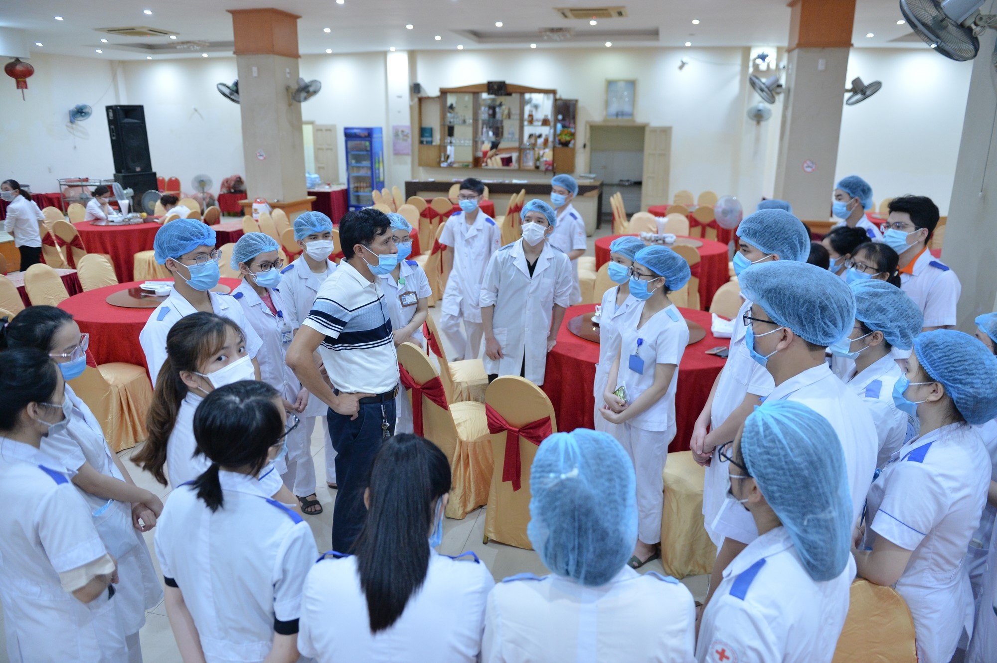 xuyen dem lay mau Covid-19 o Nghe An anh 1