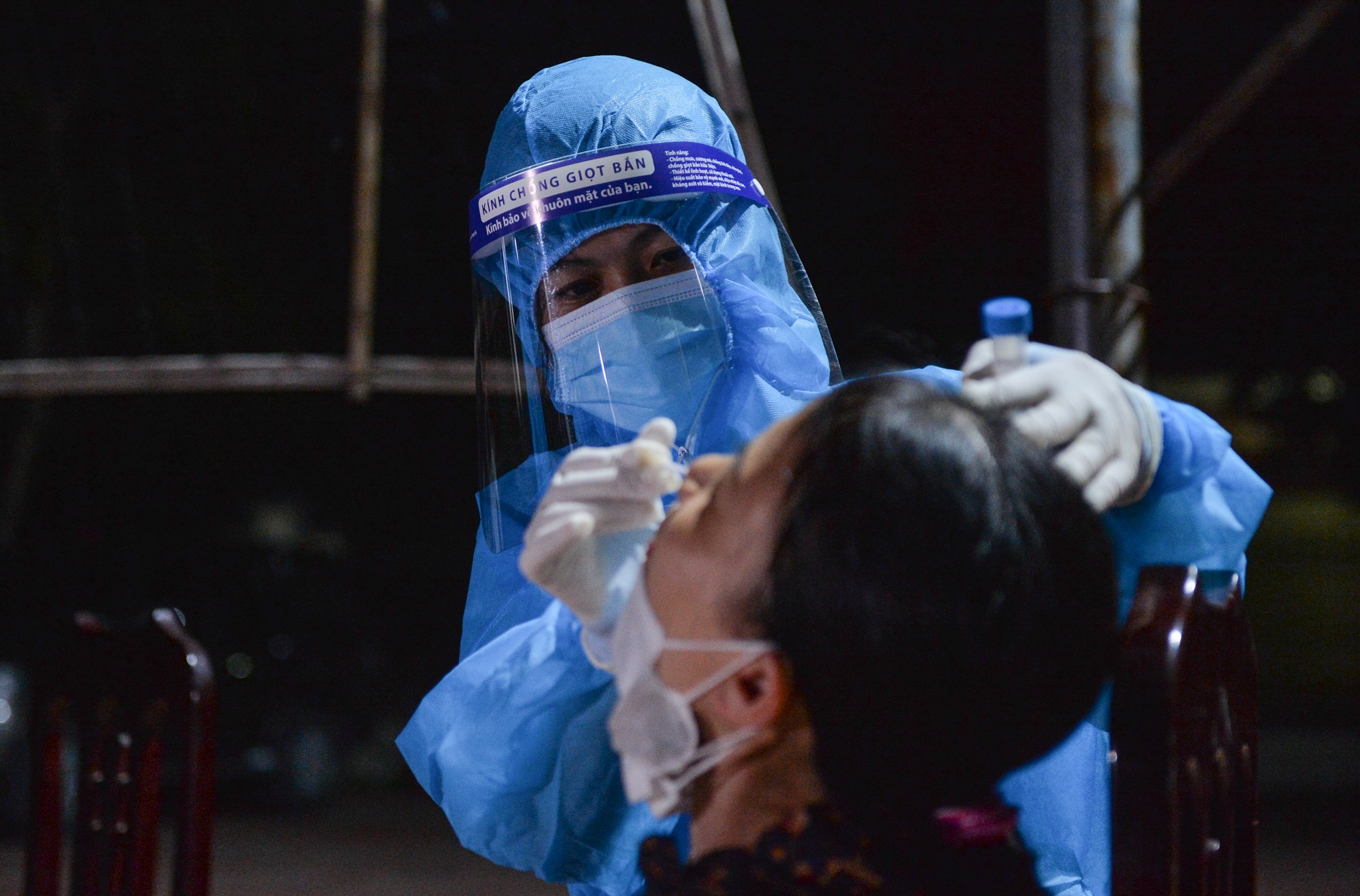 Nghe An xuyen dem xet nghiem 6.000 nguoi tiep xuc cong an mac Covid-19 hinh anh