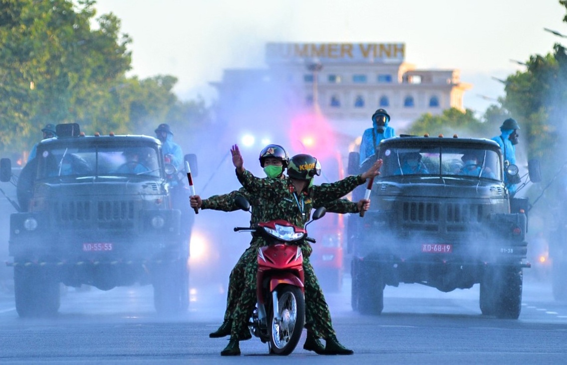 Quan doi phun khu khuan TP Vinh trong 3 ngay hinh anh