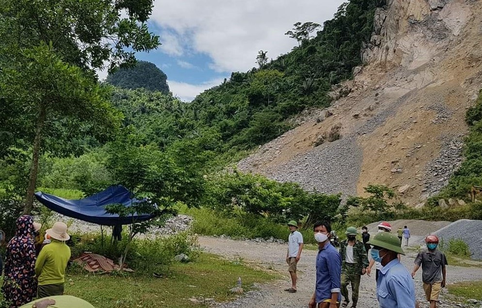 Mot cong nhan bi da roi trung tu vong hinh anh