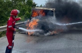 Xe dau keo boc chay tren quoc lo hinh anh