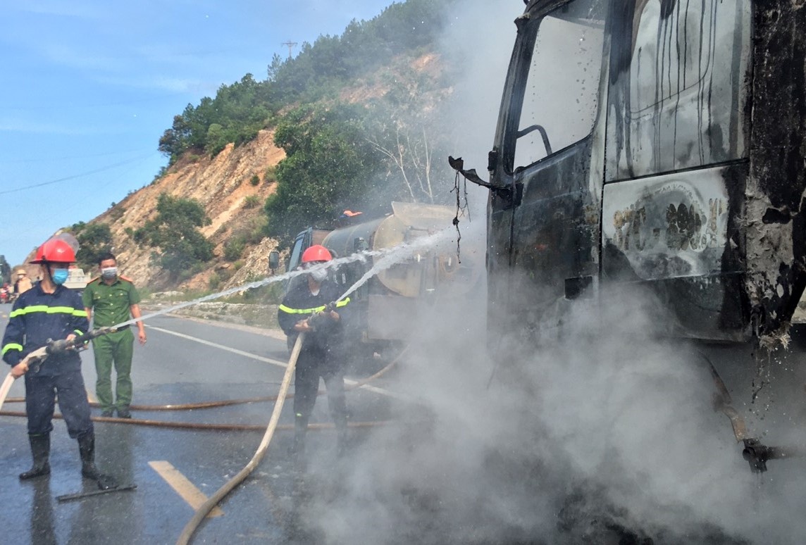 chay xe tren quoc lo anh 1