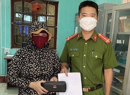 Hai cong an nhat duoc tien, tim nguoi tra lai hinh anh