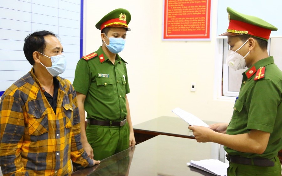 Vu oto 7 cho lui xe tren quoc lo: Tai xe bi bat hinh anh