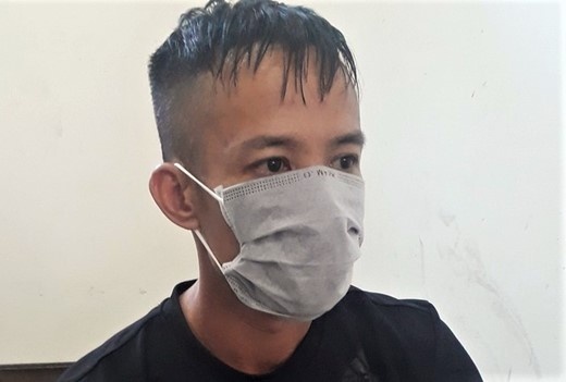 Giam doc cong ty bat dong san cam dau duong day trom cay canh hinh anh