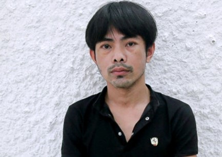 nem bom xang vao nha cong an anh 1