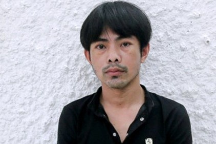 Thue nguoi nem bom xang vao nha cong an hinh anh