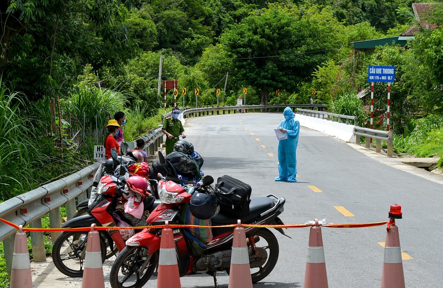 Hang chuc nguoi di xe may tu Binh Duong ve Nghe An tranh dich hinh anh