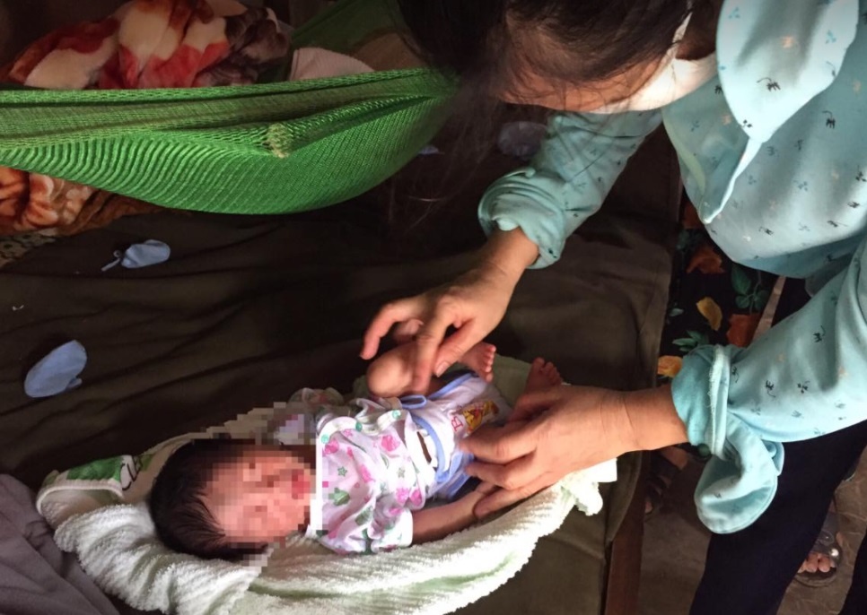 Be trai so sinh bi bo roi trong vuon nha dan hinh anh