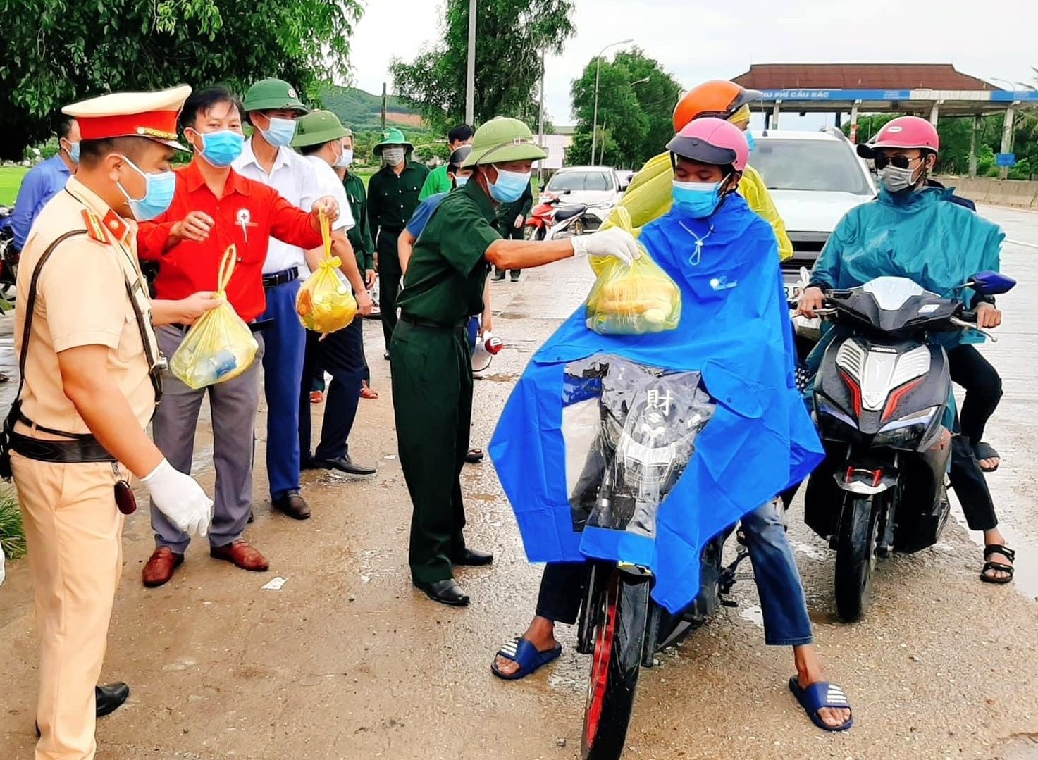 Tang tien, do an cho nguoi di tu mien Nam ve que tranh dich hinh anh