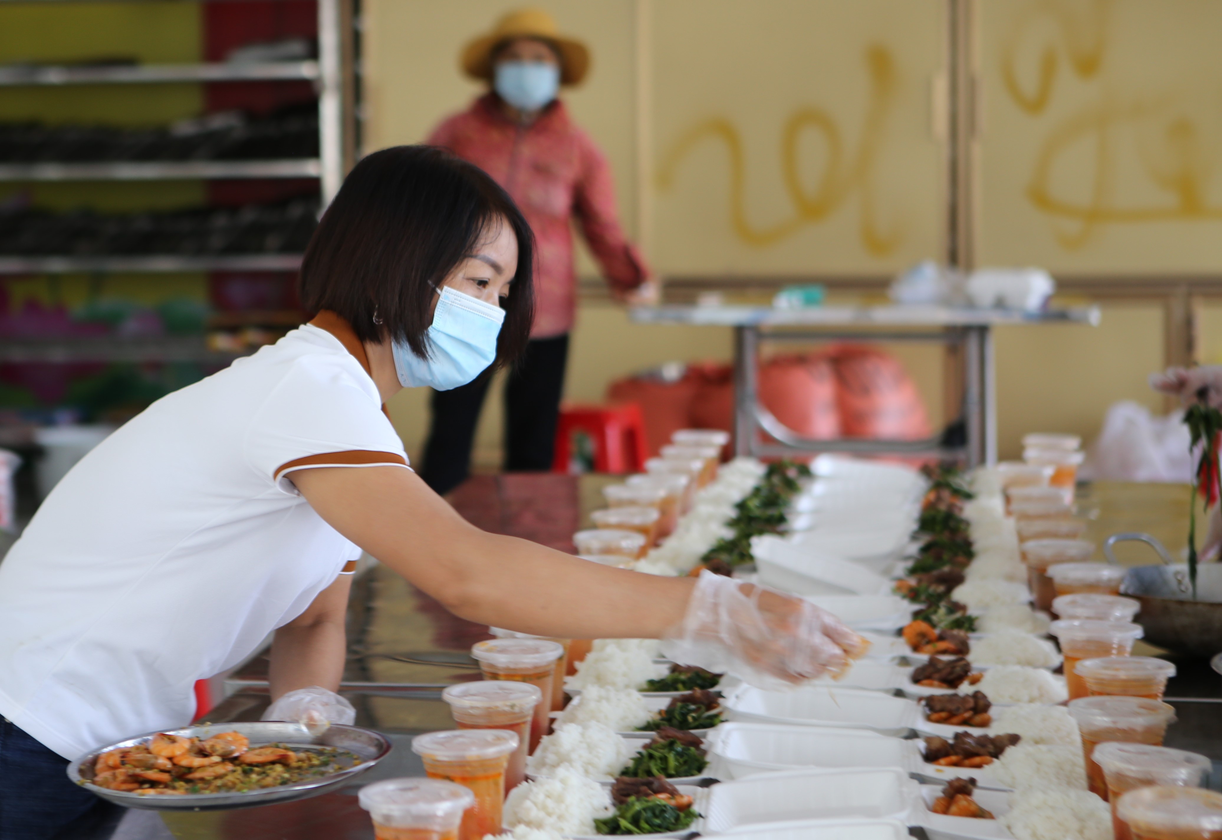 Gop gao, nau com cho nguoi tu mien Nam ve que tranh dich hinh anh