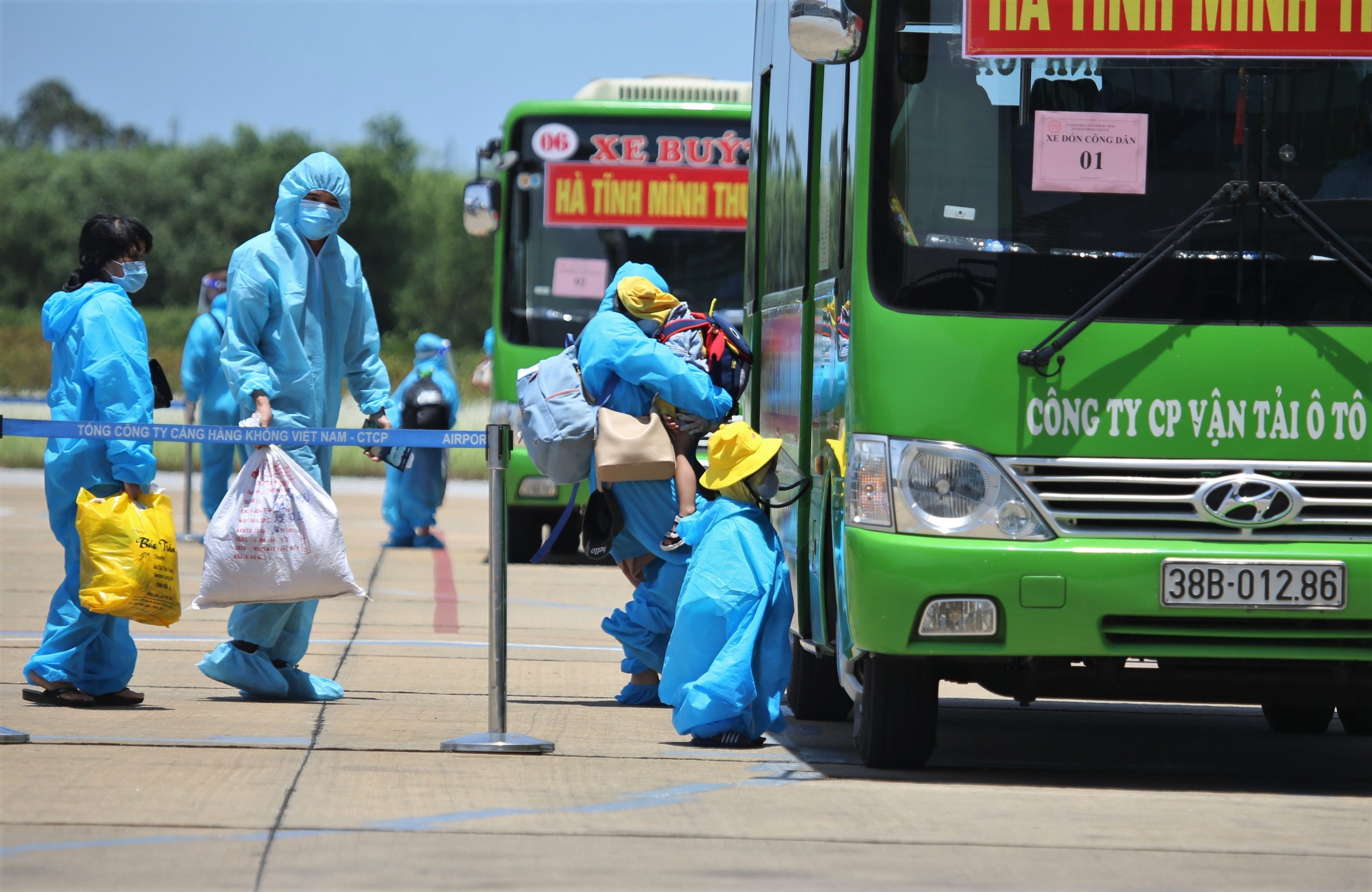 chuyen bay don cong dan ve que anh 4