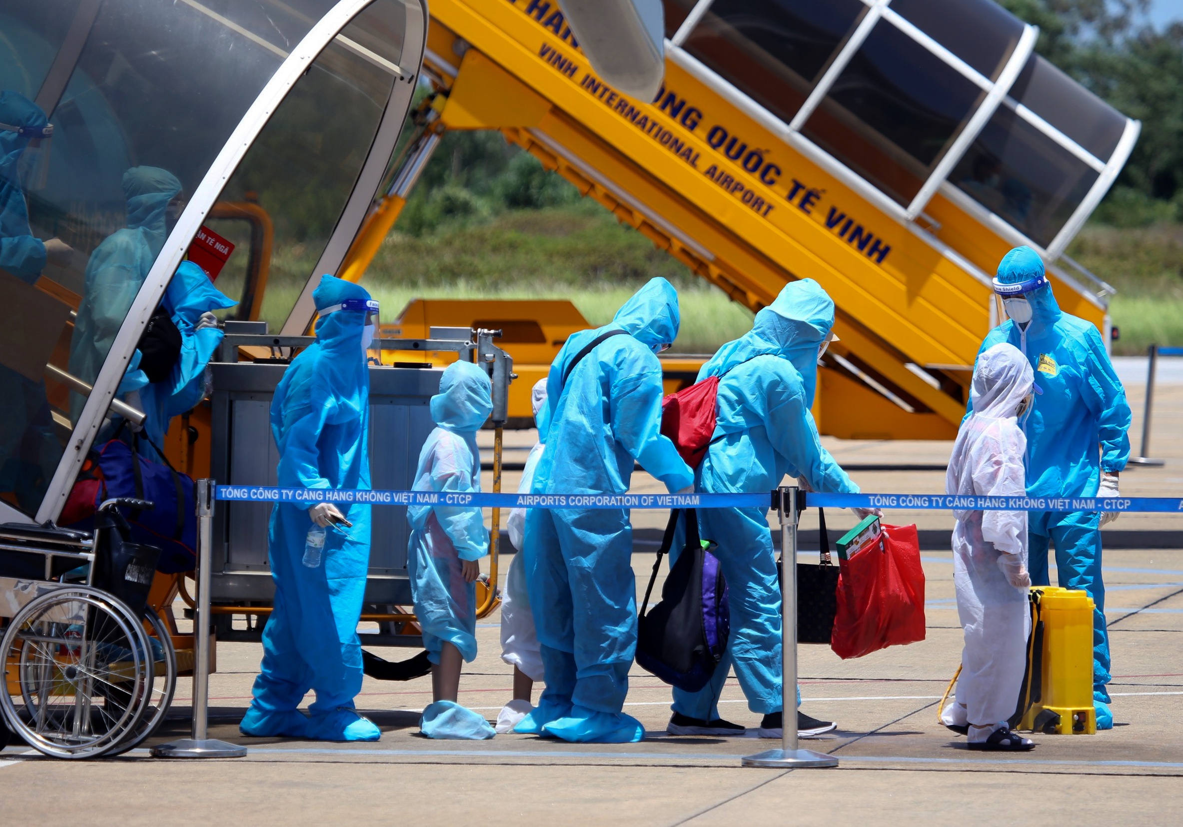 chuyen bay don cong dan ve que anh 2