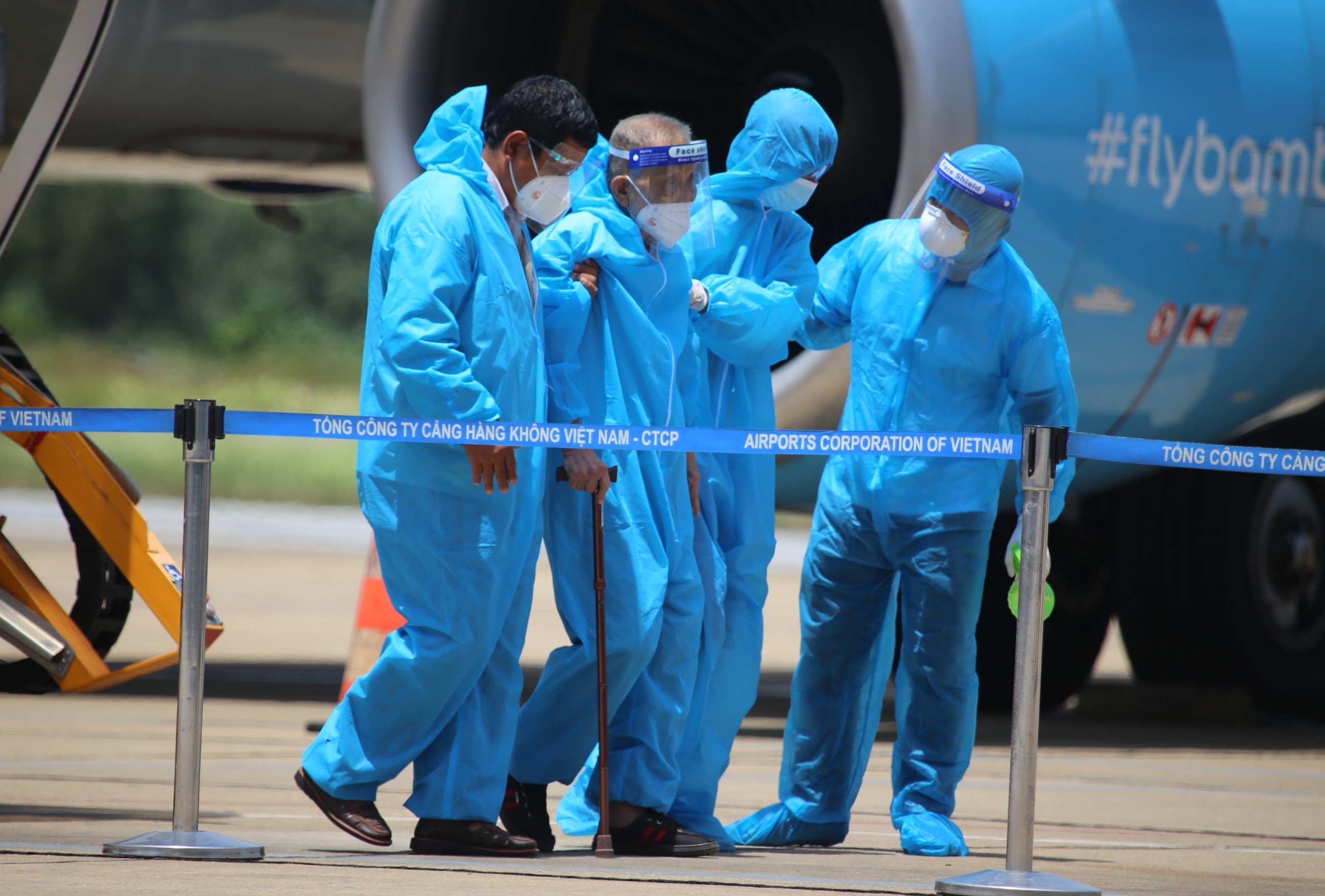 chuyen bay don cong dan ve que anh 8