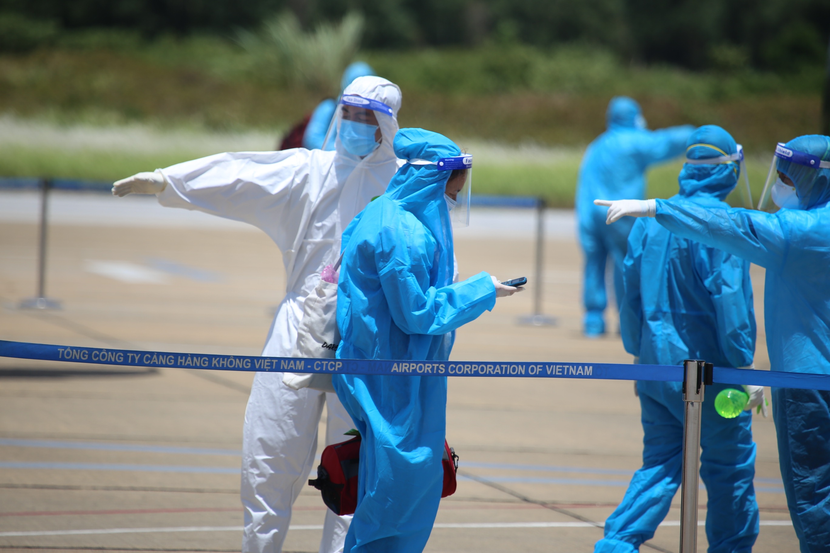 Nhieu nguoi ve que bang 'chuyen bay 0 dong' muon cach ly o khach san hinh anh