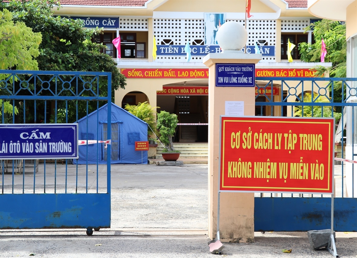 Dinh chi cong tac chu tich xa lo la chong dich hinh anh