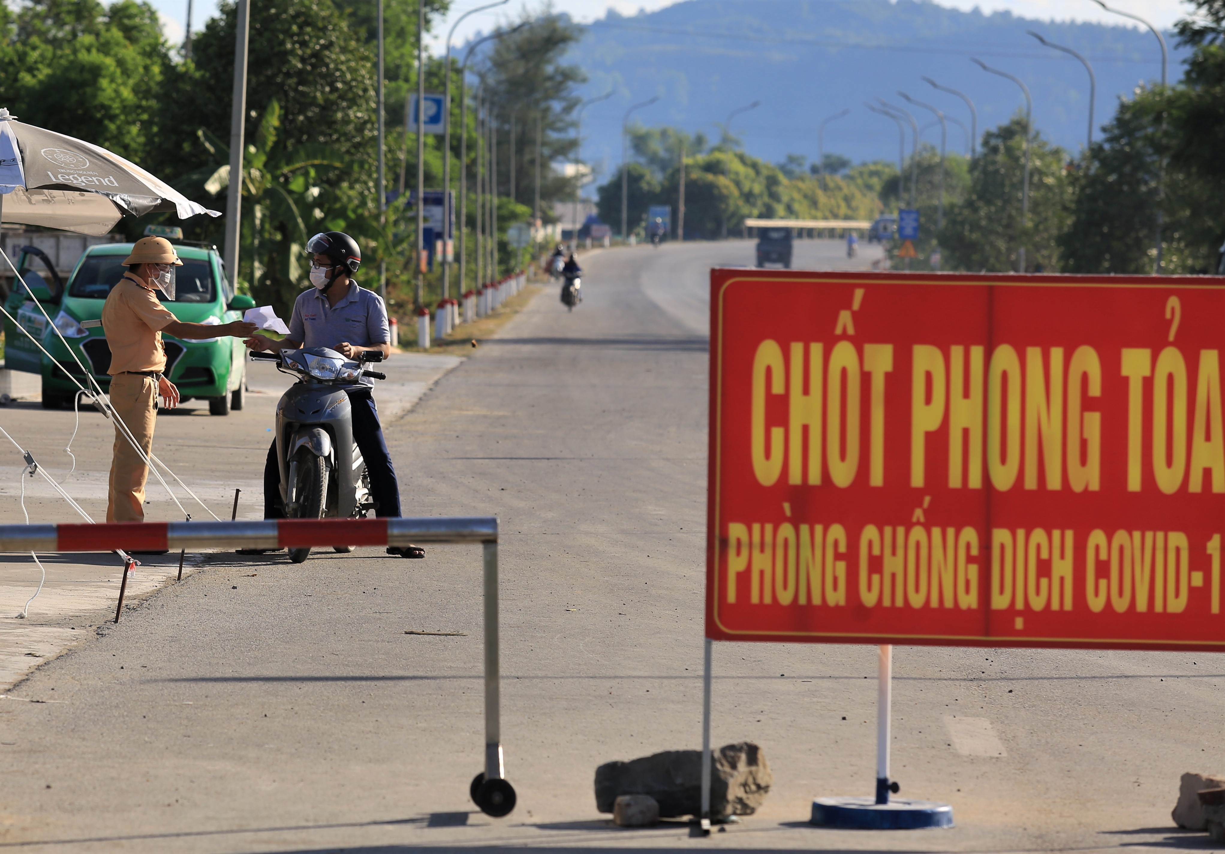 Nghe An tang muc do gian cach TP Vinh theo Chi thi 16 hinh anh