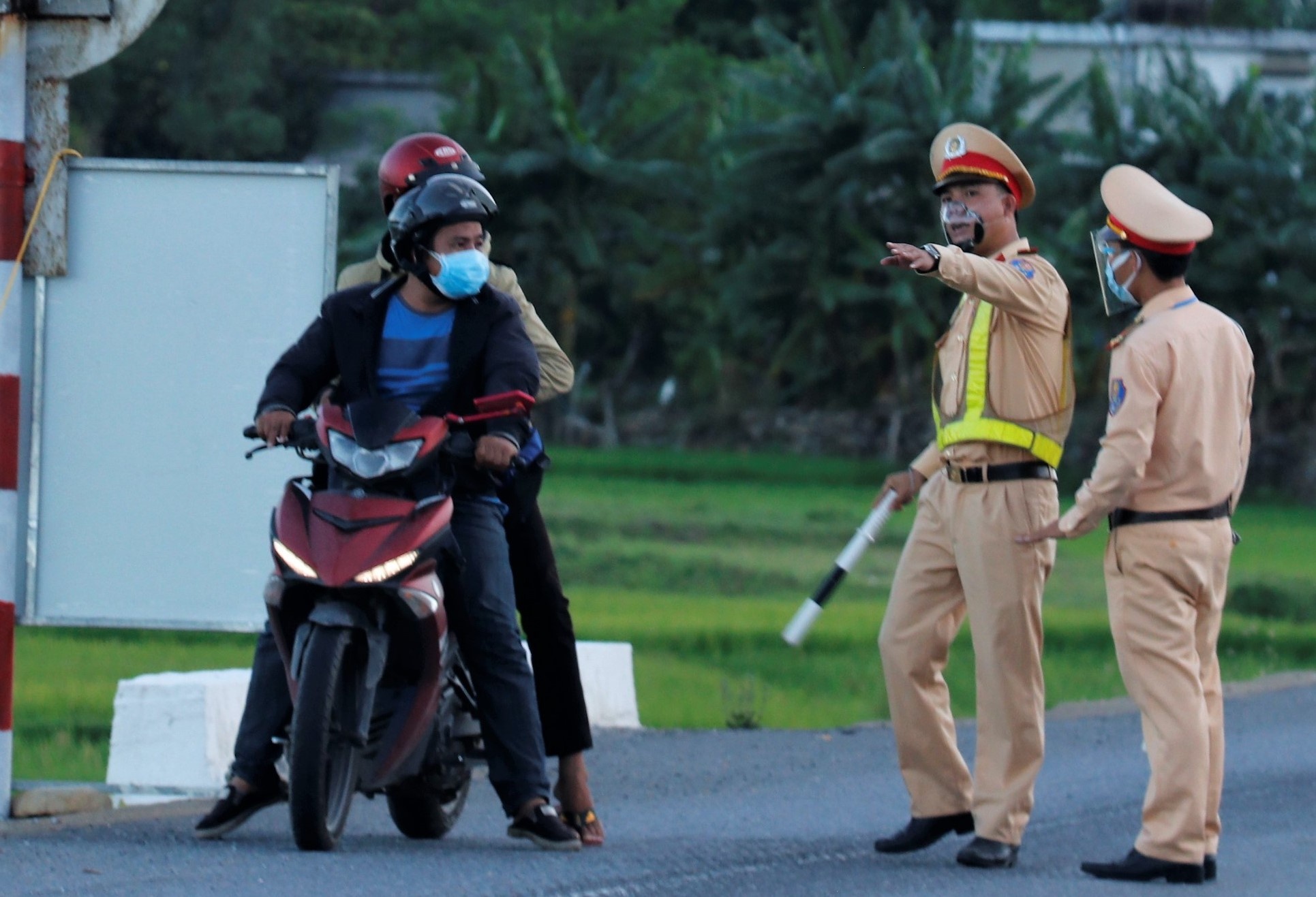 2 pho chu tich xa bi dinh chi vi chong dich khong nghiem tuc hinh anh