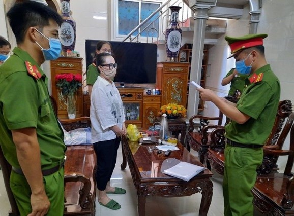 Khoi to nguoi phu nu cho vay nang lai hinh anh