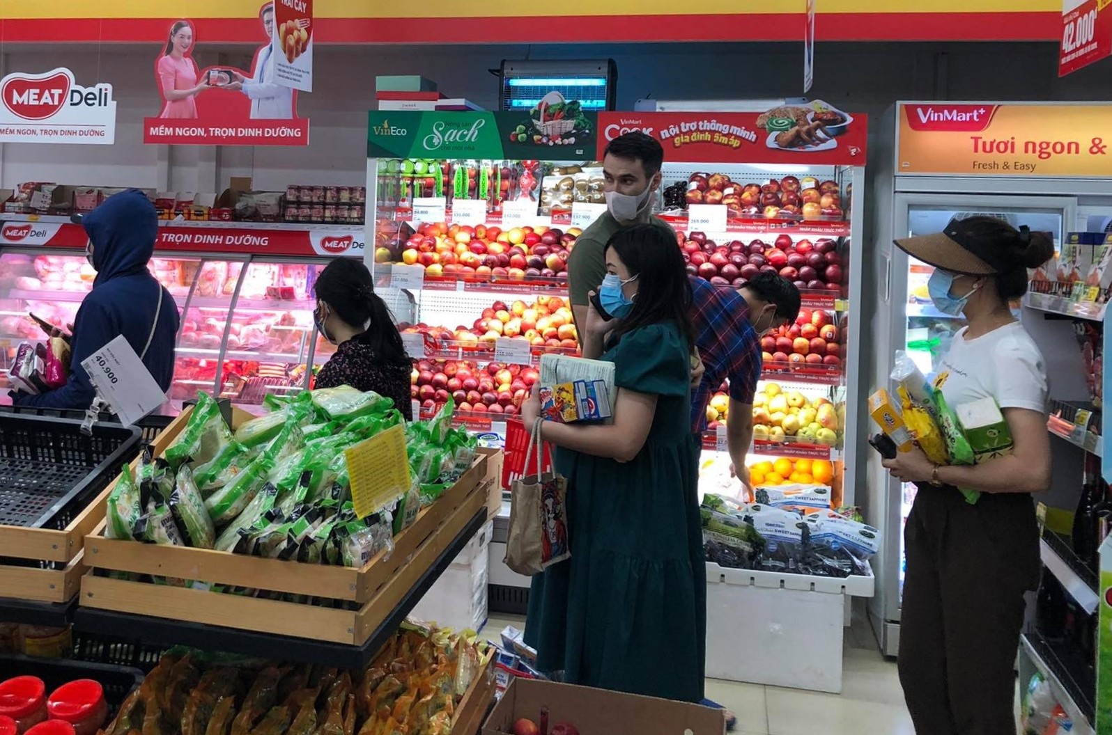 Do xo di mua thuc pham khi nghe tin don TP Vinh ap dung Chi thi 16+ hinh anh