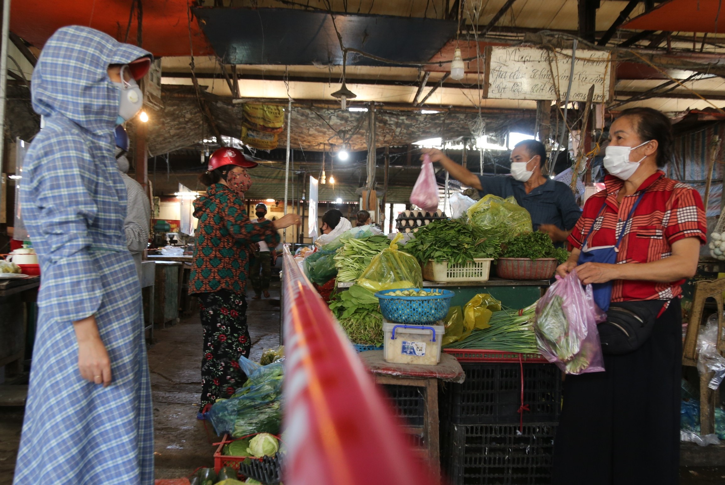 TP Vinh mo lai 8 cho, han che nguoi ra vao dia phuong hinh anh
