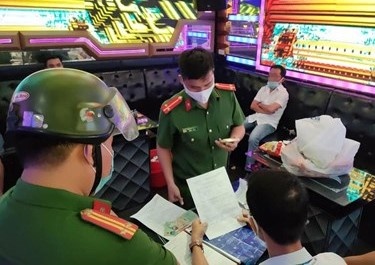 Bi phat 125 trieu dong vi thue phong hat karaoke giua dich hinh anh