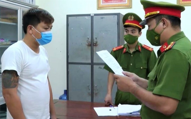 Danh thuong uy cong an de vuot chot kiem soat dich hinh anh