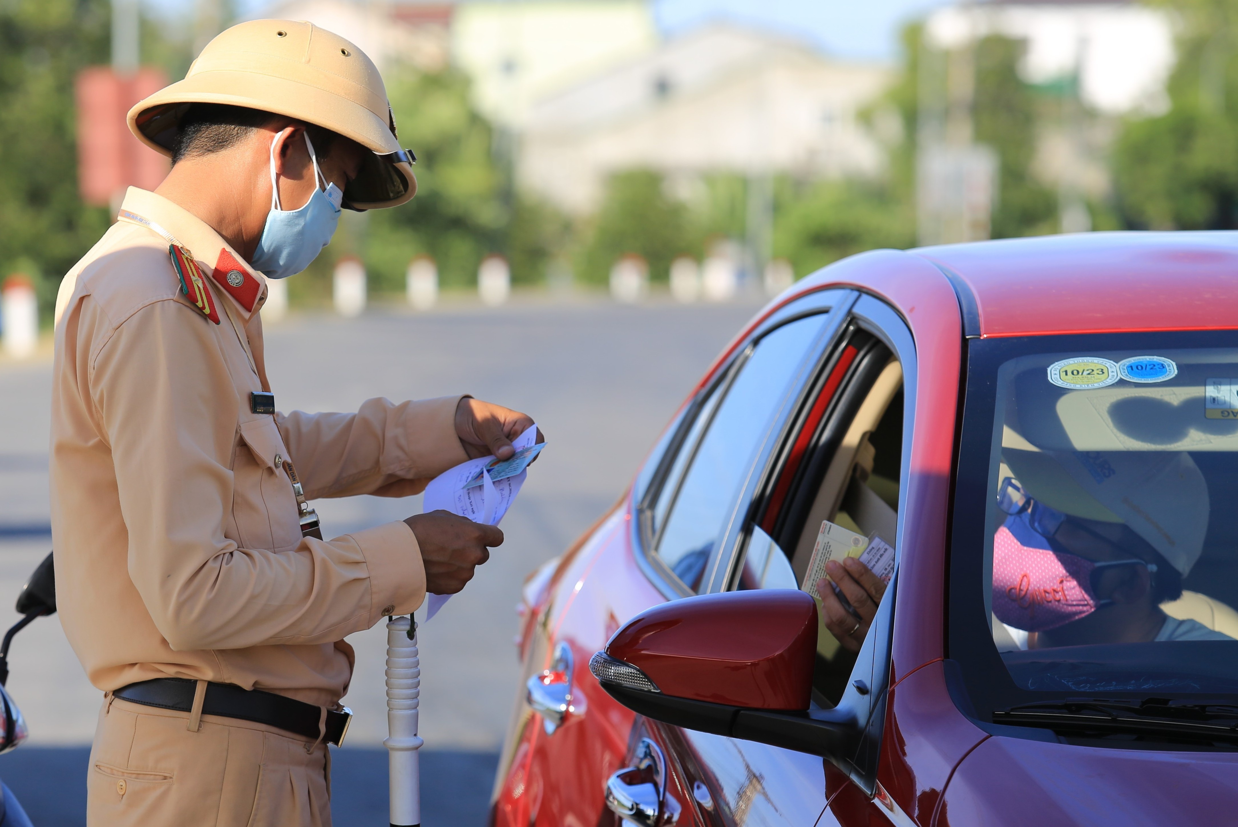 Dinh chi cong tac 3 can bo xa lo la chong dich hinh anh