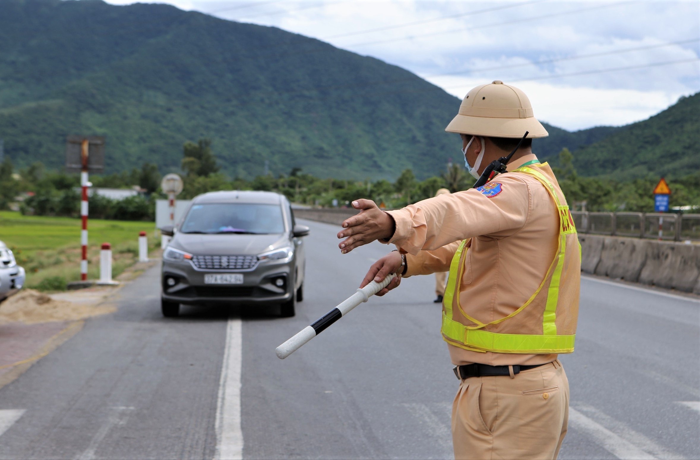 Tai xe bi phat 7,5 trieu dong vi cho nguoi ve tu vung dich hinh anh