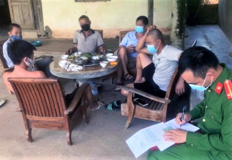 tu tap an nhau giua dich anh 1