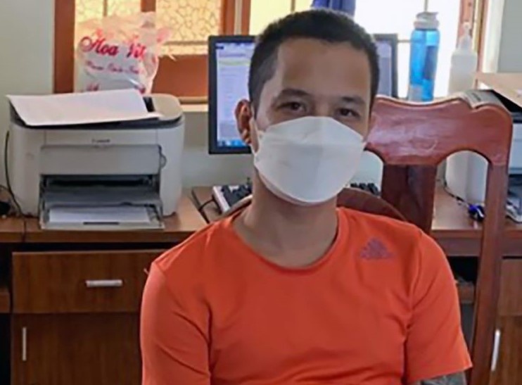 Giam doc doanh nghiep van tai thu ma tuy, sung trong nha hinh anh