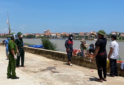 7 nguoi lai thuyen may tron khoi vung cach ly hinh anh