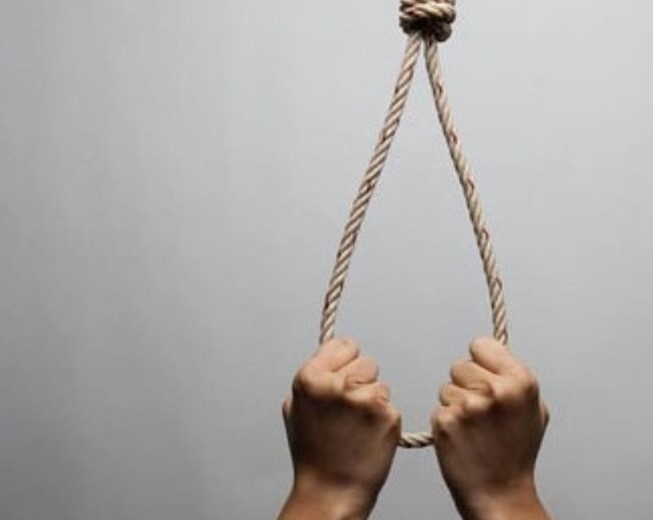 Can bo y te tu vong tai phong lam viec hinh anh