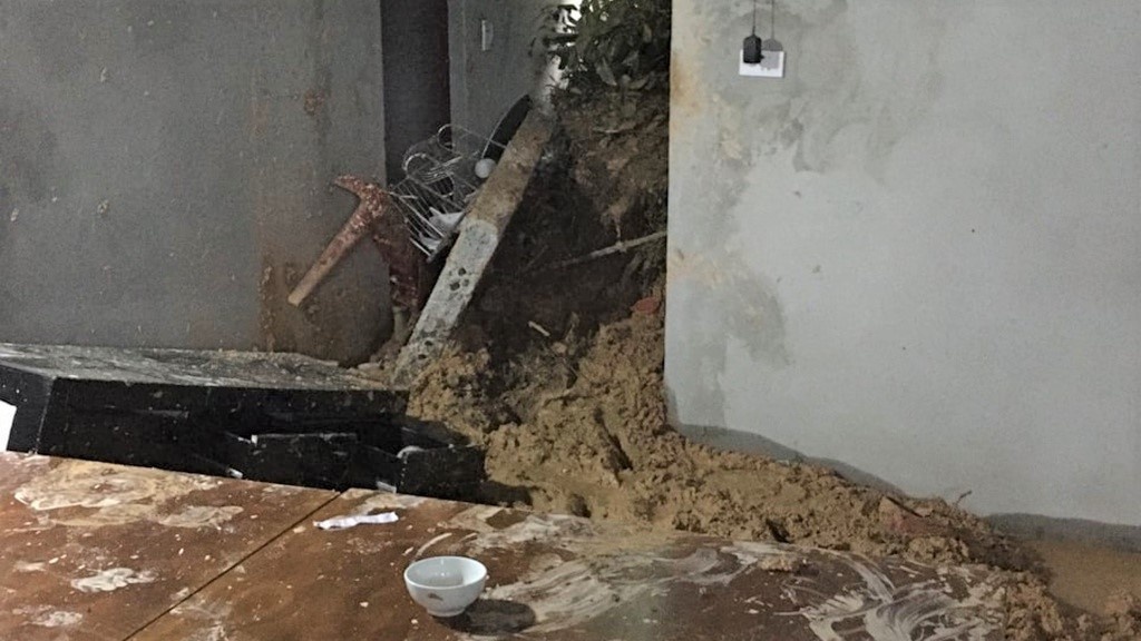 Be trai gay chan khi tuong nha do sap do sat lo nui hinh anh