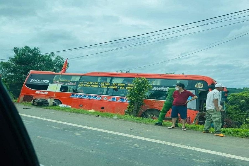 Oto khach gay tai nan lien hoan, 3 nguoi thuong vong hinh anh